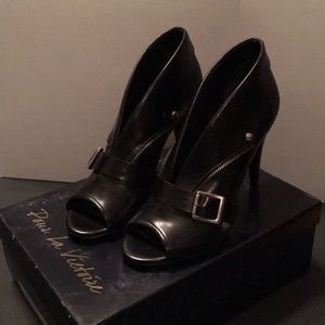 Pour La Victoire open toed pumps size 8